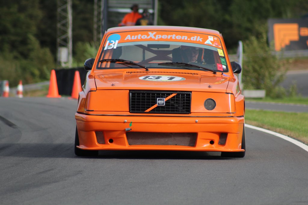 Benny Lund Christensen havde en fin resultatmæssig weekend i den let genkendelige Volvo 240, hvor han desværre gik glip i point i heat 3
(Foto: JJ Media)